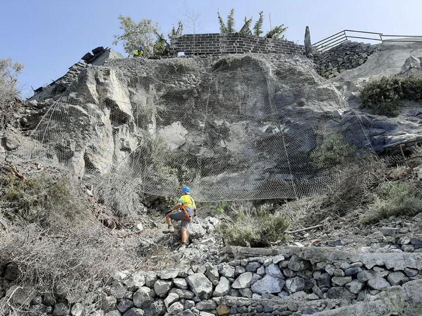 Colocación malla tiple e instalación de pantalla flexible.