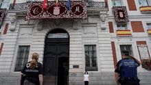 La presidenta de la Comunidad de Madrid, Isabel Díaz Ayuso durante el minuto de silencio por las víctimas del coronavirus en la Puerta del Sol en Madrid este domingo.