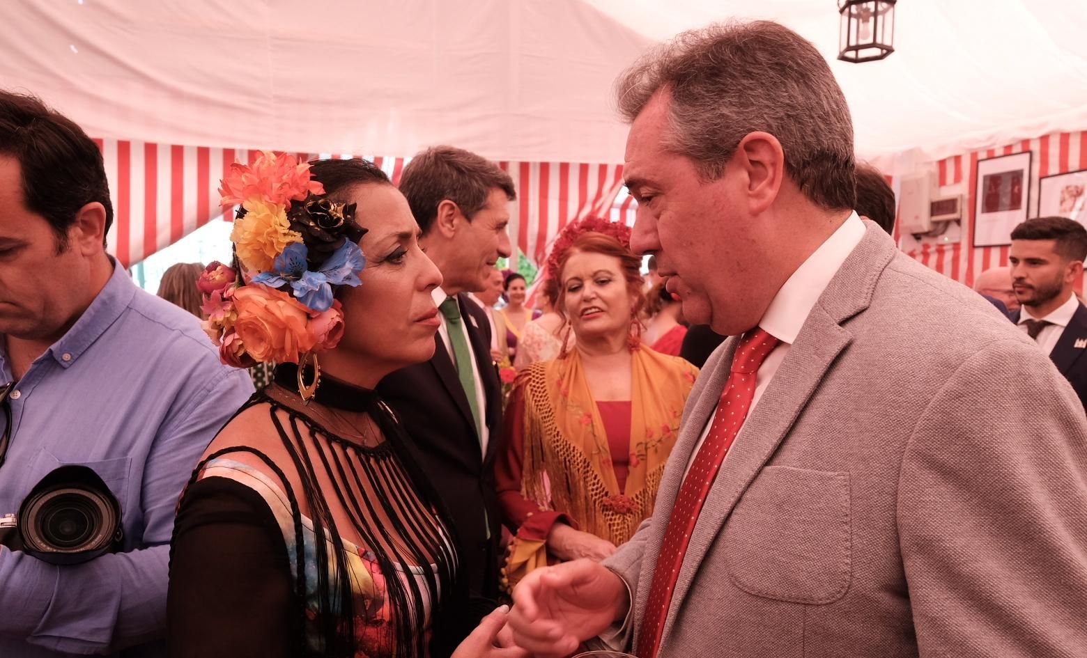 Juan Espadas, candidato del PSOE, y Marta Bosquet, presidenta del Parlamento andaluz