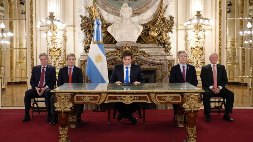 Milei desafía a Kicillof con un acto, mientras sube la inflación y hay dudas por vencimientos de deuda billonarios