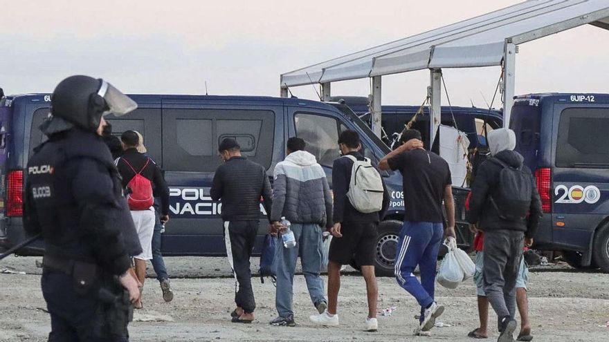 Imagen del desalojo de migrantes en la antigua fábrica de Guano, este domingo.