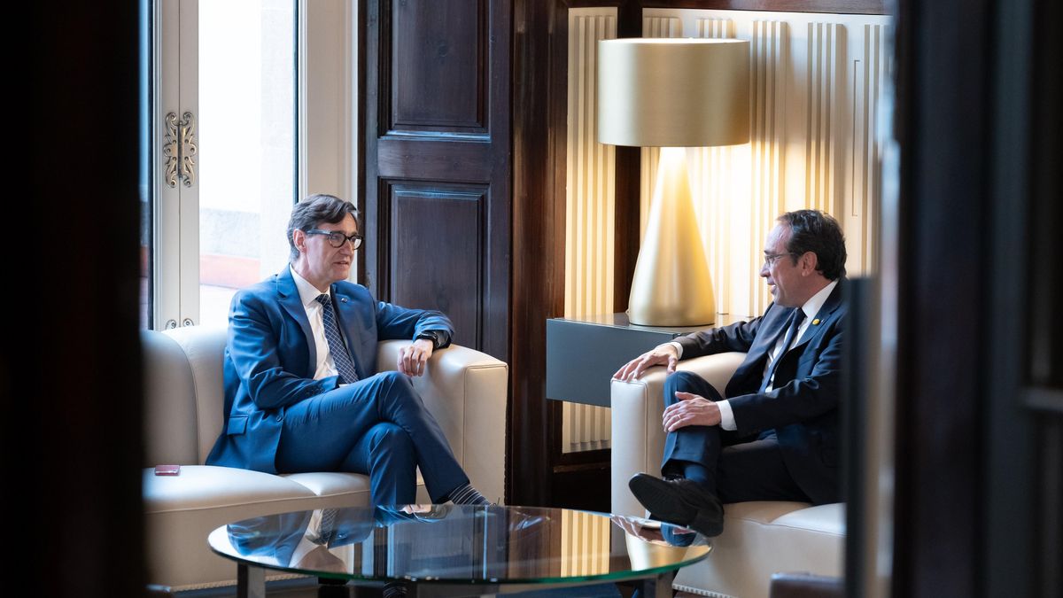 El primer secretario del PSC, Salvador Illa, durante su reunión con el presidente del Parlament, Josep Rull, en la segunda ronda de consultas para proponer un candidato a la Presidencia de la Generalitat