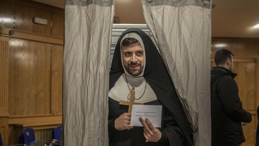 Una persona disfrazada vota en un colegio electoral en Xinzo de Limia (Ourense), este domingo.