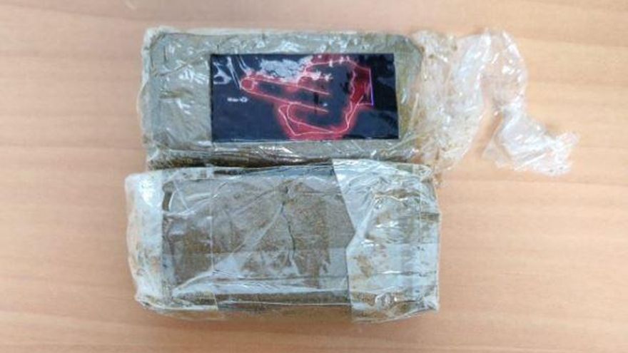 Estaciona mal y la Policía descubre 48 gramos de hachís en su vehículo
