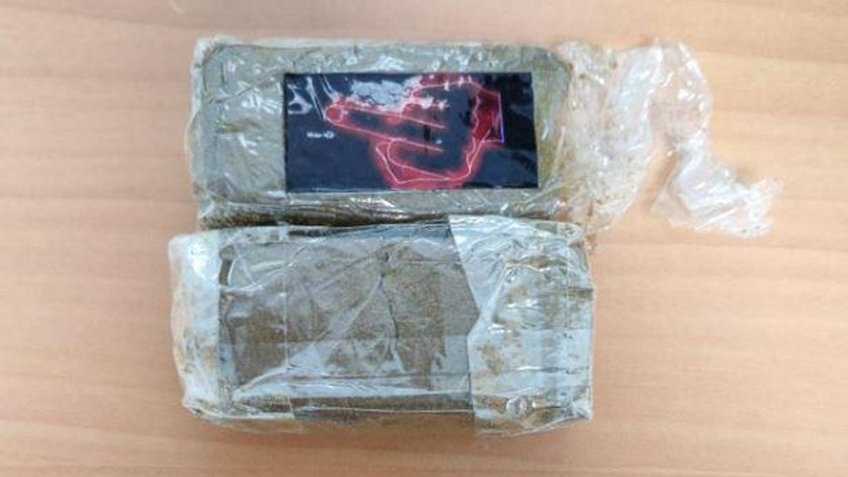 Estaciona mal y la Policía descubre 48 gramos de hachís en su vehículo