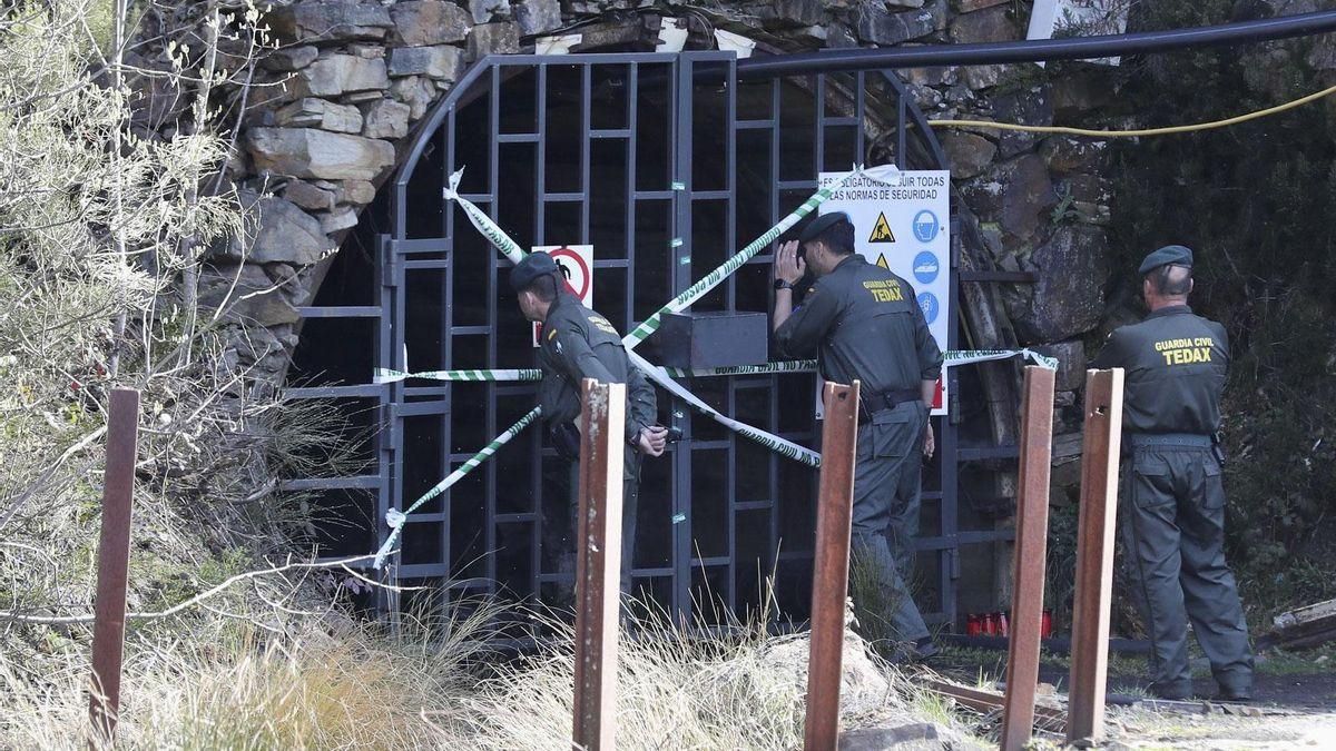 Agentes de la Guardia Civil, en la mina de Zarréu, en el concejo asturiano de Degaña. 