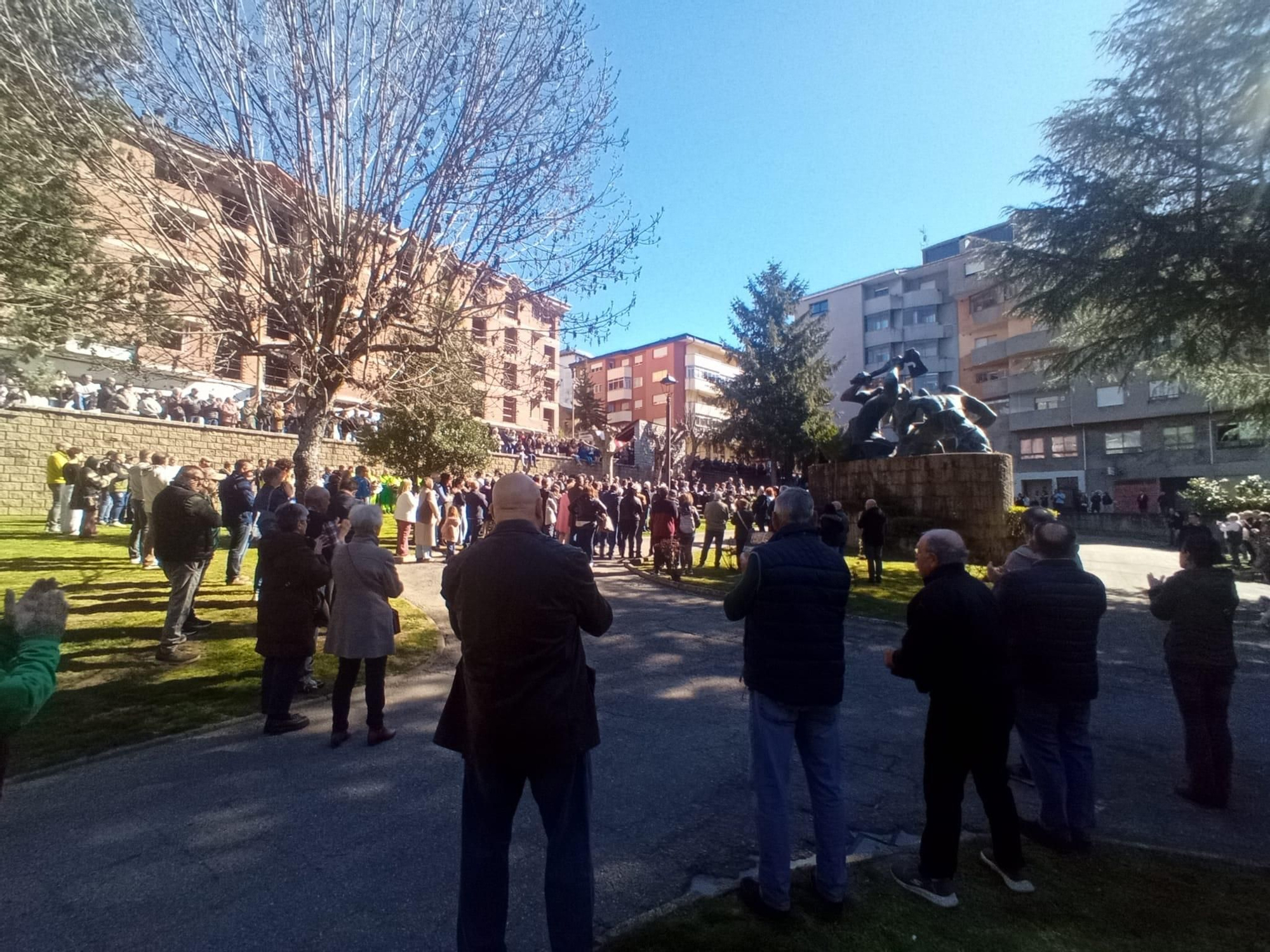 El monumento al minero de Villablino acogió a centenares de personas en el homenaje a las víctimas de Cerredo.