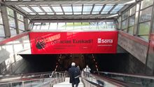 Lona de agradecimiento a Euskadi en el Metro de Bilbao.