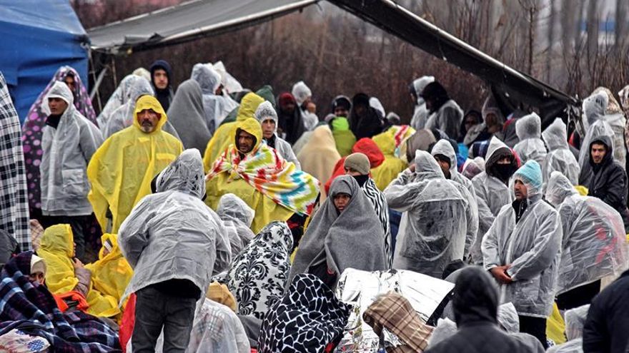 Skopje y Belgrado cierran la frontera a los refugiados afganos, dice la prensa griega