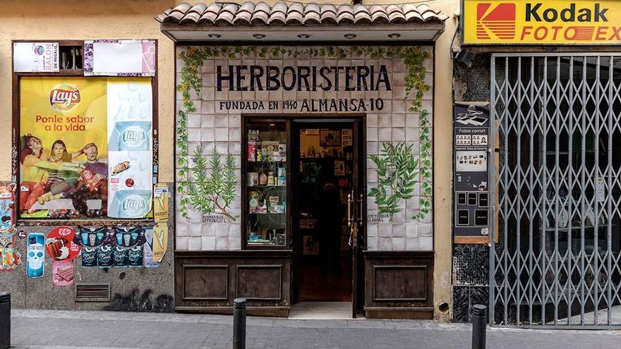 Herboristería Almansa, comercio de 1940 situado en el número 10 de la calle Almansa