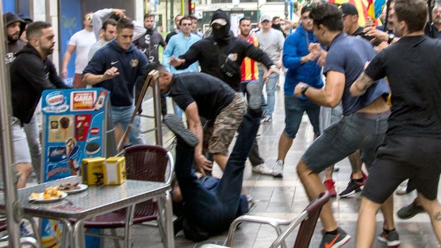 "Pensaba que mataban al fotógrafo": 13 testigos relatan ante el juez las brutales agresiones ultras a los manifestantes del 9 d'Octubre y a periodistas