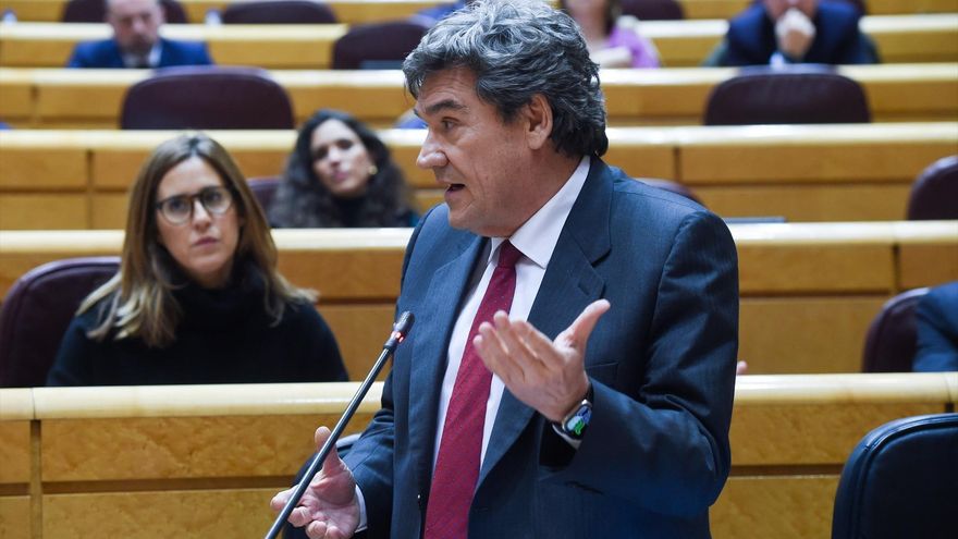 El ministro de Transformación Digital y Función Pública, José Luis Escrivá, durante una sesión de control al Gobierno, en el Senado.