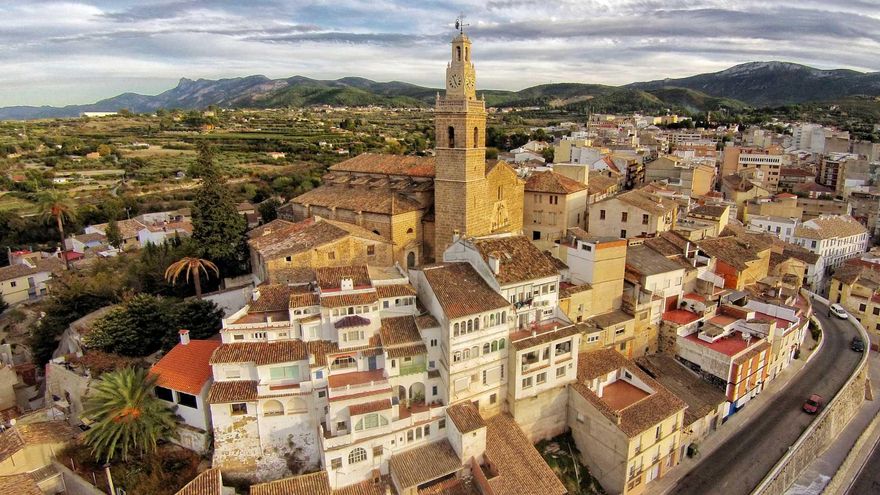 El campanario de Albaida se erige en la cima del centro histórico de la localidad.