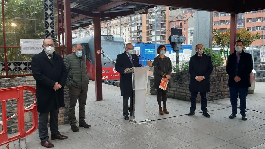 El consejero Iñaki Arriola, junto al viceconsejero de Transortes, Pedro Marco, el director general de ETS, Ernesto Martínez de  Cabredo, el director general de Euskotren, Javier Seoane, la alcaldesa en funciones de Bilbao, Amaia Arregi y los concejales Alfonso Gil y Asier Abaunza este lunes en la estación de Atxuri, en Bilbao