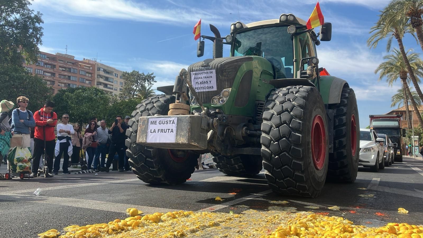 Uno de los tractores con un cartel que reza "Me gusta la fruta"