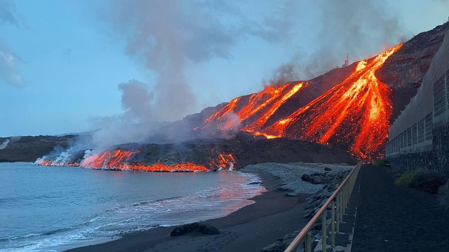 El 10 de noviembre, la lava del volcán de La Palma llegó al mar por segunda vez y formó una nueva fajana