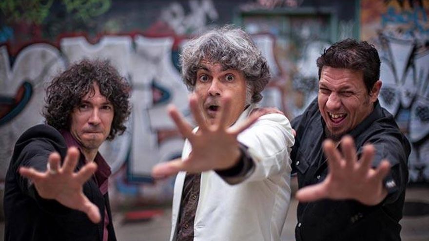 El grupo The Bo Derek's, con el Siniestro Total Óscar Avendaño.