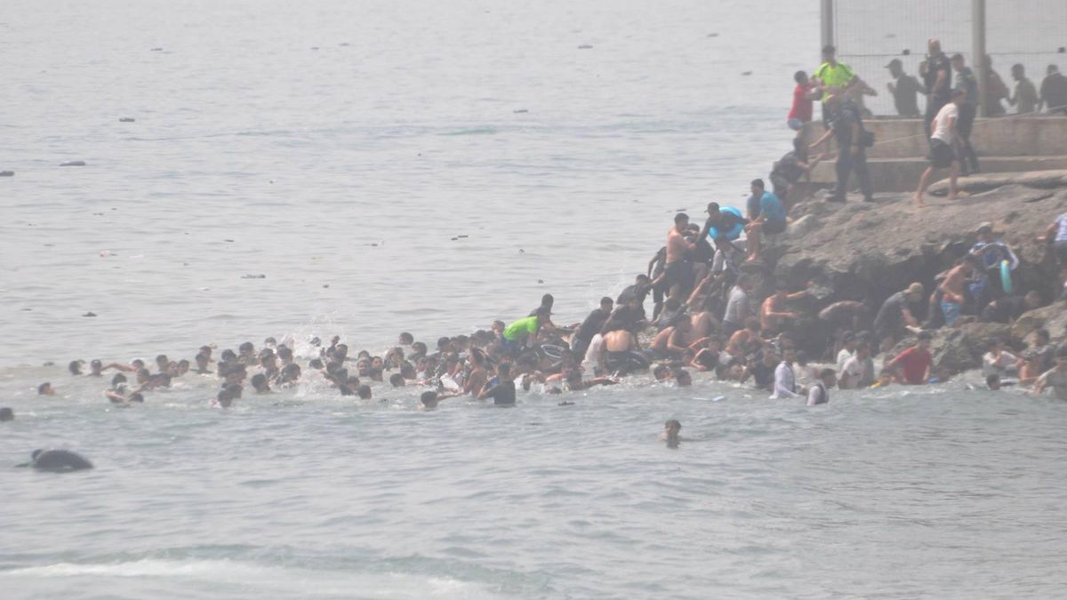Decenas de personas intentan acceder a Ceuta, este jueves.