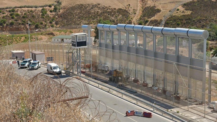 Obra en curso para hacer más infranqueable el muro de Ceuta. Foto: Antonio Sempere.