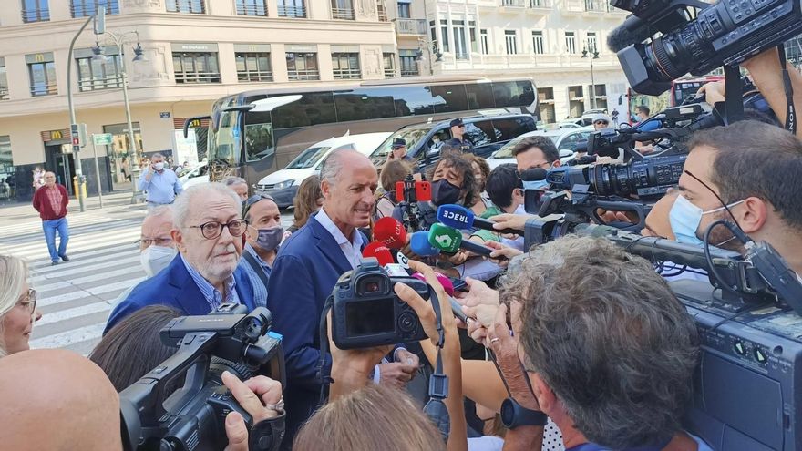 El expresidente de la Generalitat Francisco Camps atiende a los medios a su llegada a la Convención Nacional del PP