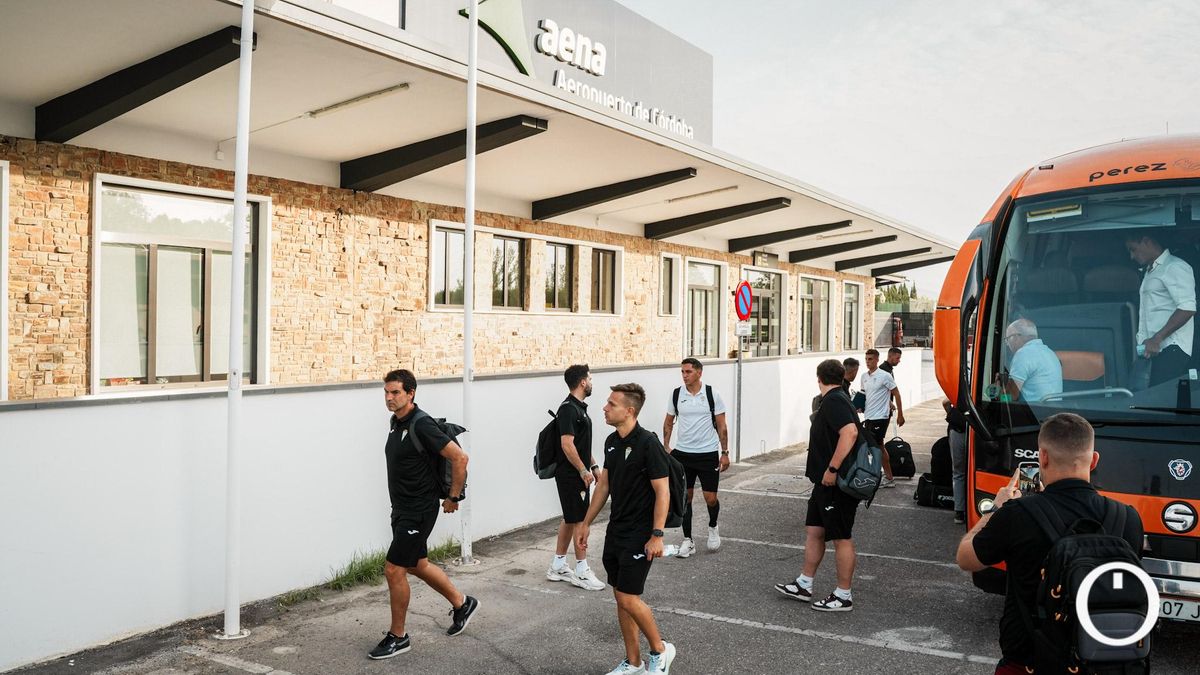 El Córdoba CF, en el aeropuerto de Córdoba