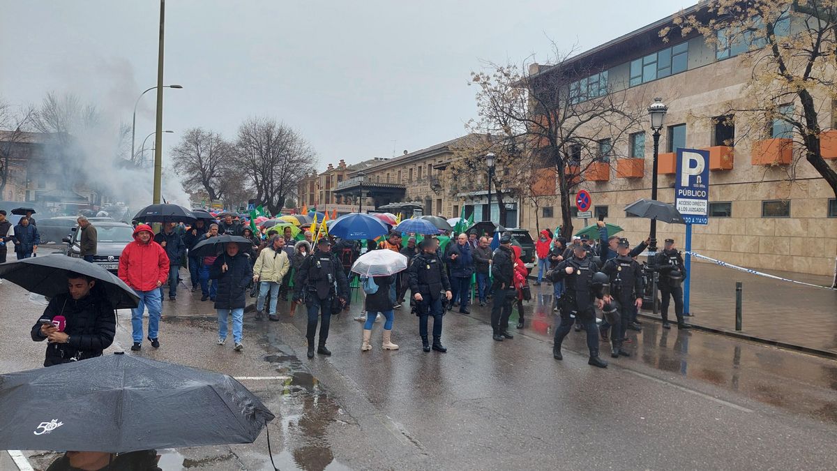 Los manifestantes bajo la lluvia
