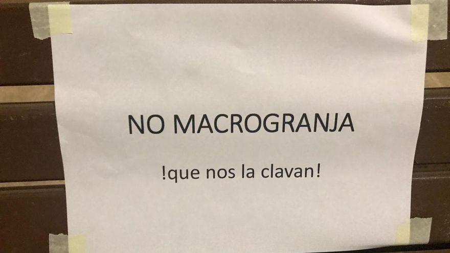Las localidades albaceteñas de Pozuelo y Argamasón aparecen empapeladas con mensajes de rechazo a una macrogranja porcina