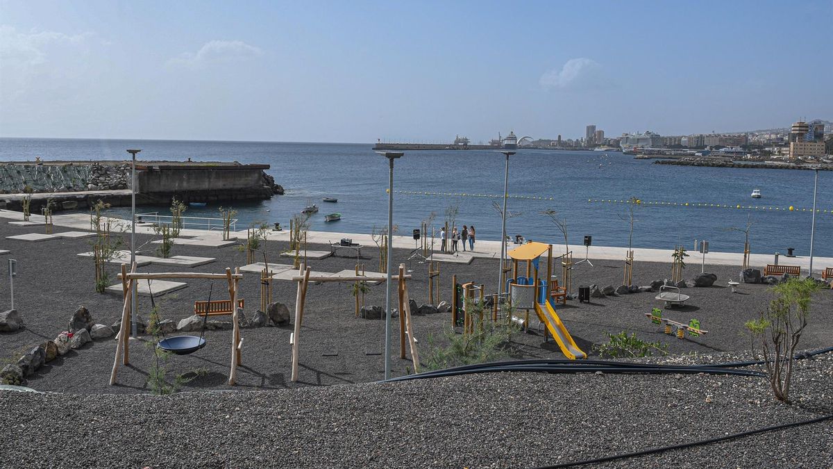 Santa Cruz de Tenerife retira la bandera roja en el litoral de Valleseco tras solventar un vertido de combustible
