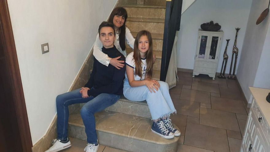 Cati Gallardo, que tomó Depakine durante el primer embarazo, con su hijo David, joven de 19 años sordo y autista, y su otra hija