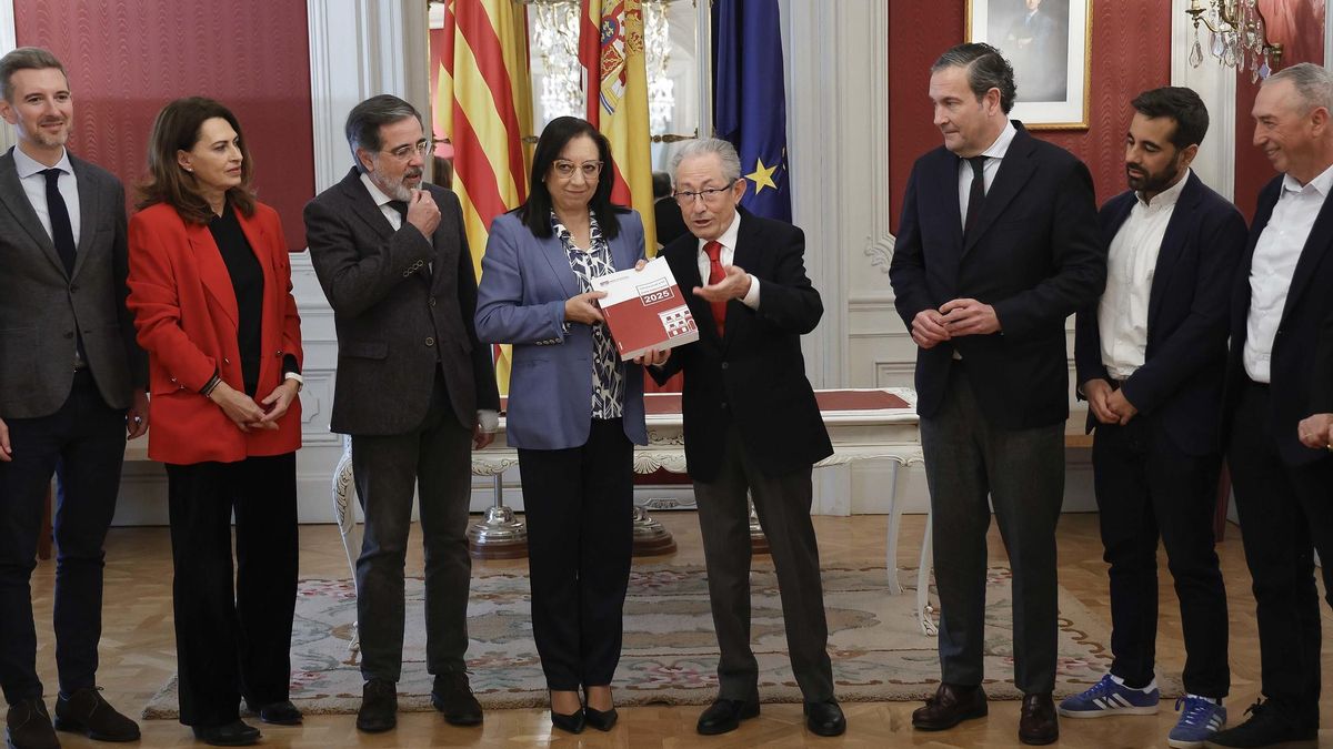 Entrega de la memoria del Síndic de Greuges a las Corts Valencianes, el pasado 24 de marzo.