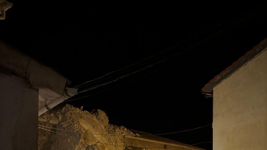 Se derrumba en segundos la torre de la iglesia de Viguera, restaurada en 2017