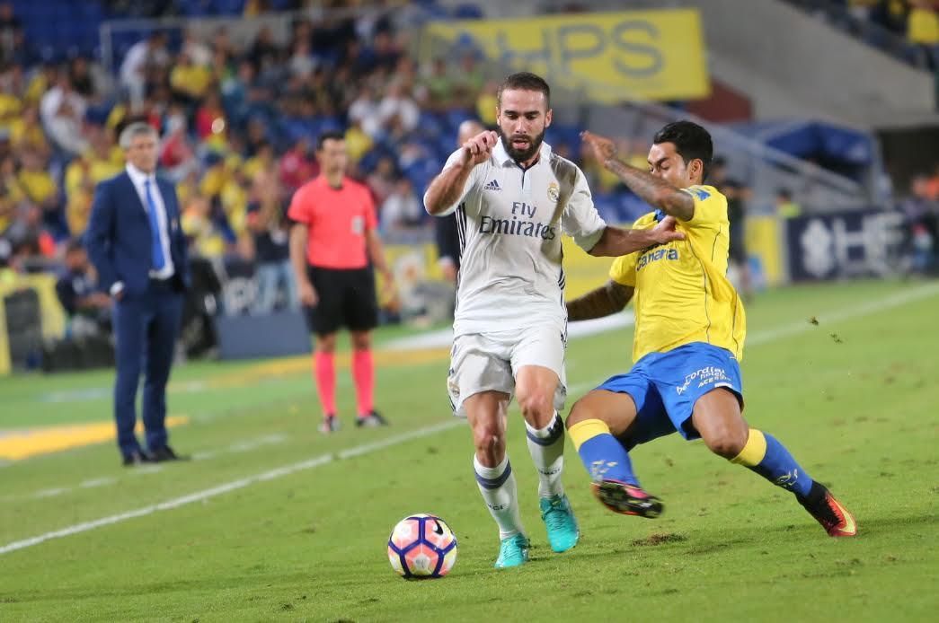 Araujo lucha con Carvajal. (ALEJANDRO RAMOS)