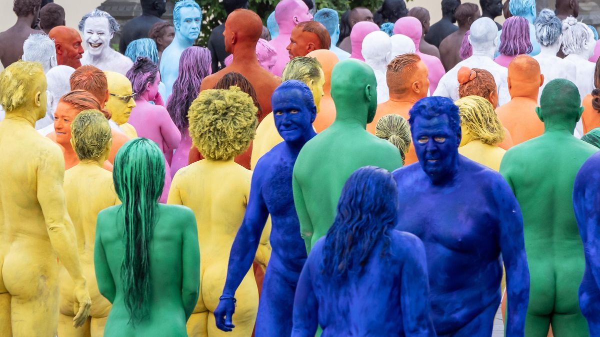 Spencer Tunick decora La Plaza Santa Ana con un gran arcoiris de desnudos