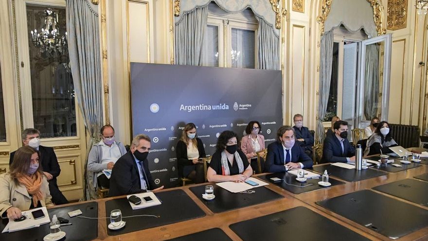 En la reunión con el Gobierno, los expertos pidieron menos circulación y mayor control de las restricciones