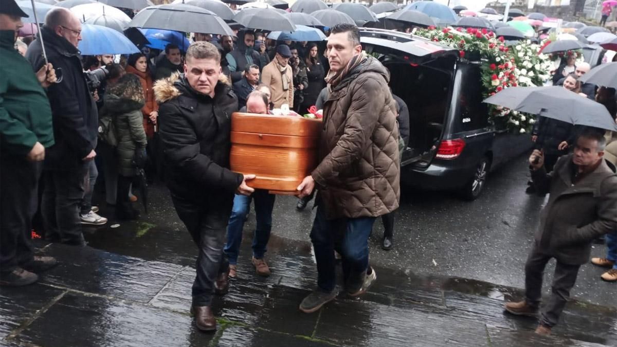 El féretro de Anilso Soares entrando en la iglesia parroquial de Caboalles de Abajo.