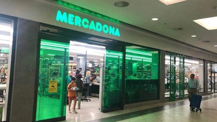 Acceso a la tienda remodelada y ampliada del centro comercial León Plaza.
