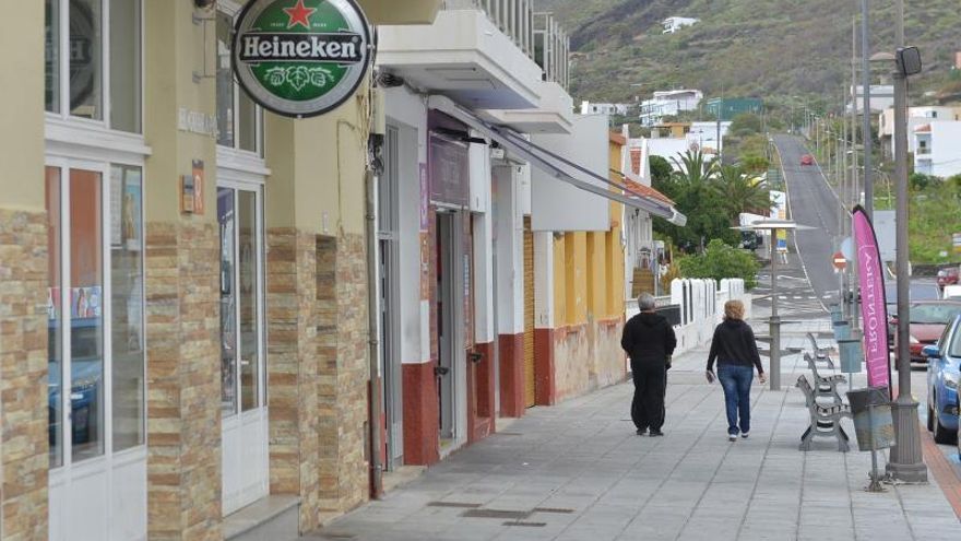Los vecinos de La Gomera, El Hierro y La Graciosa emprenden este lunes el camino de vuelta a la normalidad tras la epidemia de coronavirus, en una recién estrenada fase 1 de la desescalada que permitirá reabrir después de 50 días de confinamiento a los comercios, restaurantes y establecimientos hoteleros, aunque todavía con restricciones. En la imagen, una farmacia de La Frontera, El Hierro.