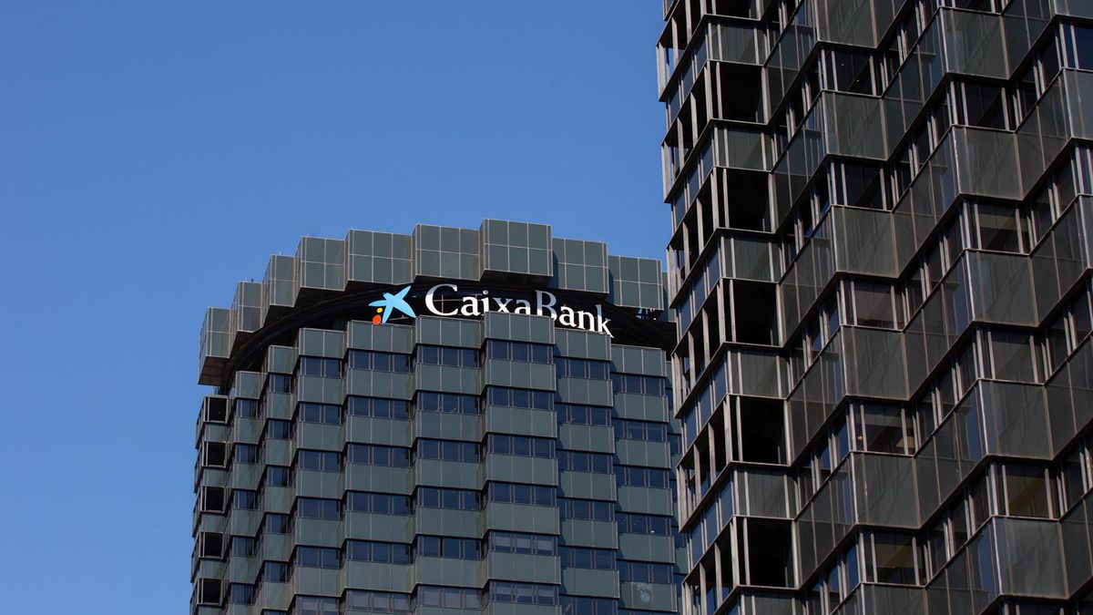 Archivo - Fachada de la sede de CaixaBank en la Avenida Diagonal de Barcelona