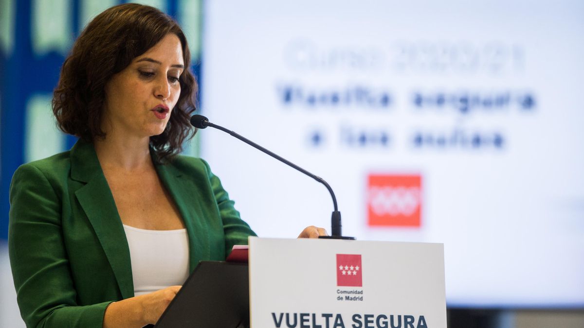 Visita de la presidenta de la Comunidad de Madrid, Isabel Díaz Ayuso, a un colegio de Arroyomolinos.