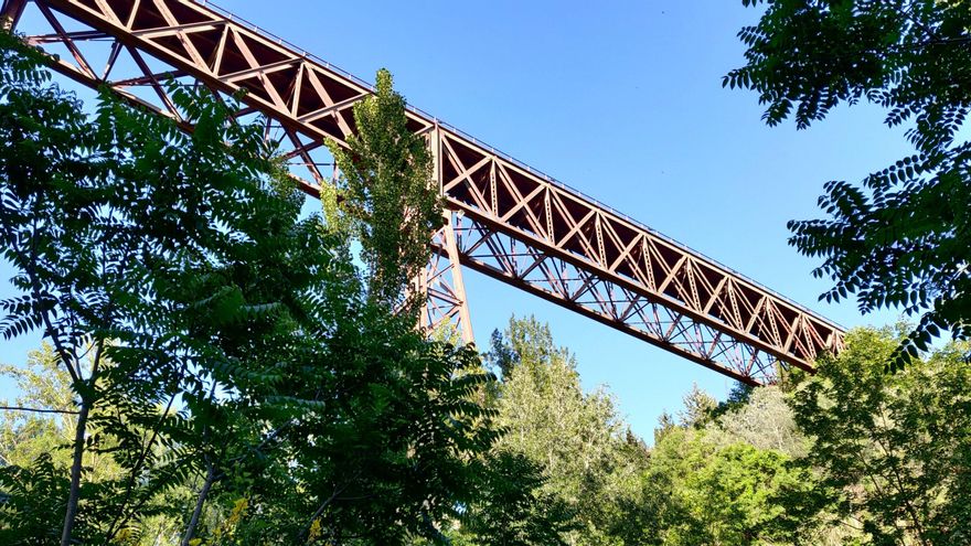De metal y de 200 metros de longitud, fue construido como puente ferroviario pero pasó a ser utilizado por tranvías
