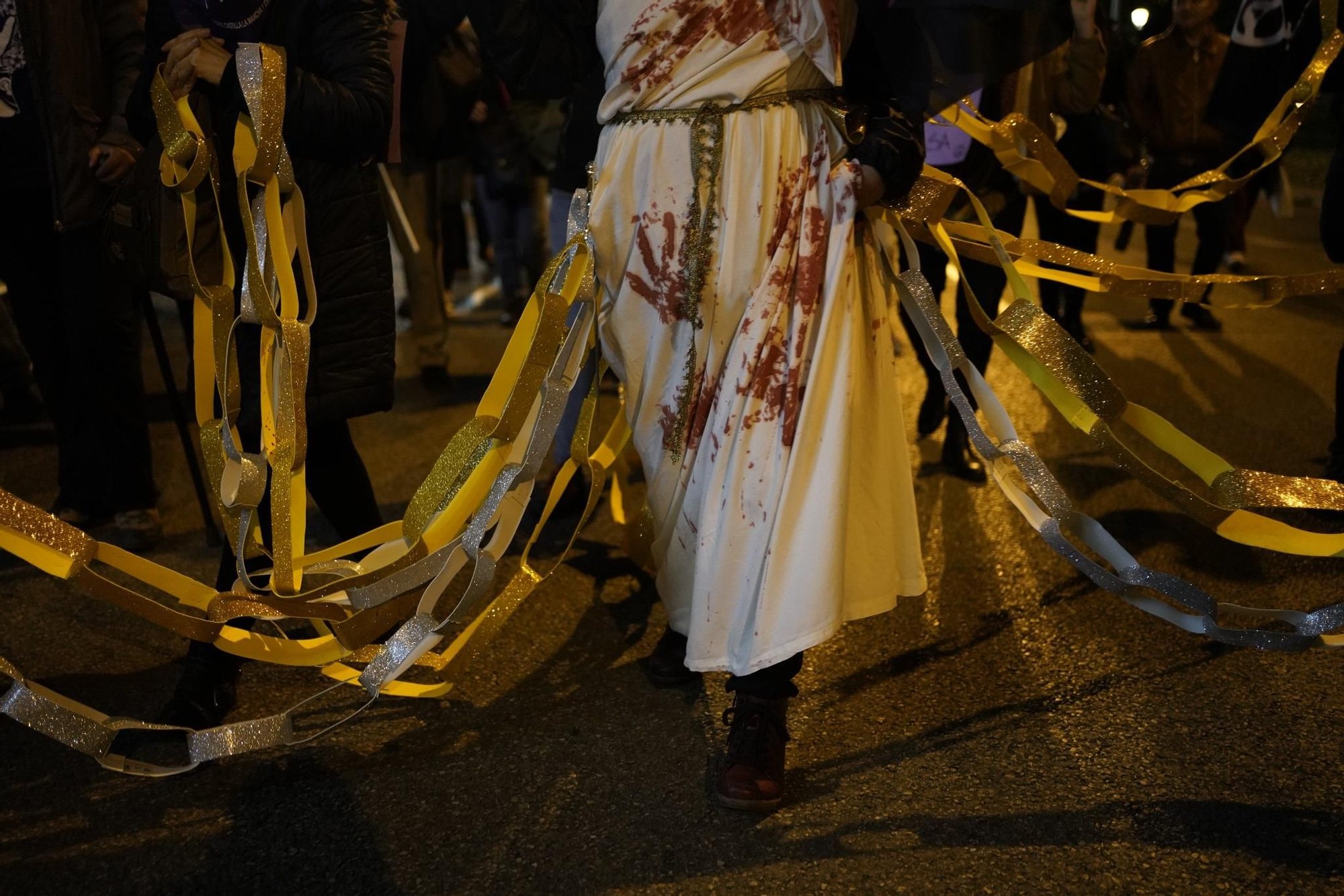 Mujeres encadenadas en la manifestación del 25N por el Día contra la Violencia Machista