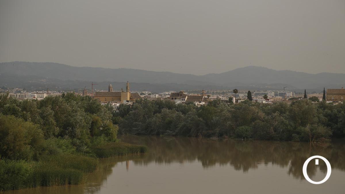 El humo de los incendios cubre de nuevo el cielo de Córdoba