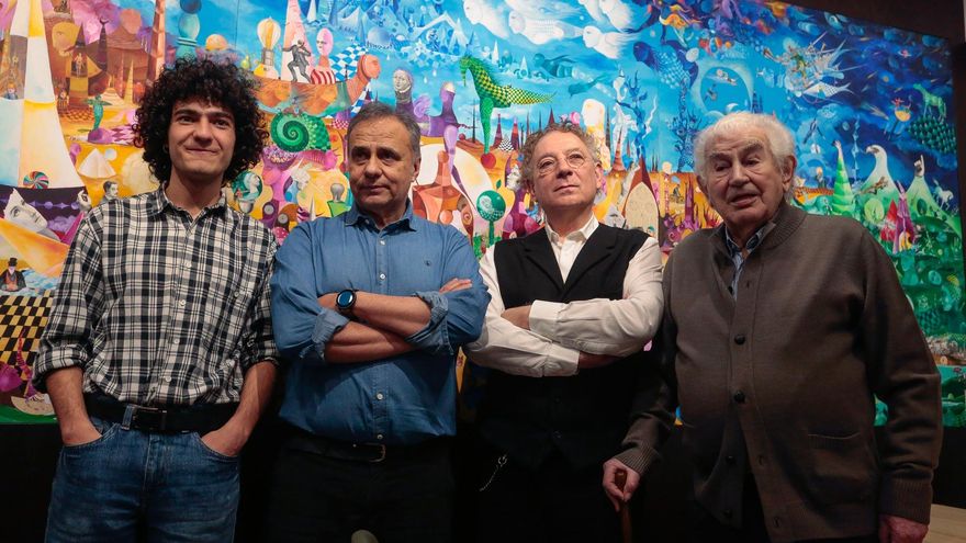 Un momento de la presentación del mural, con Gamoneda presente.