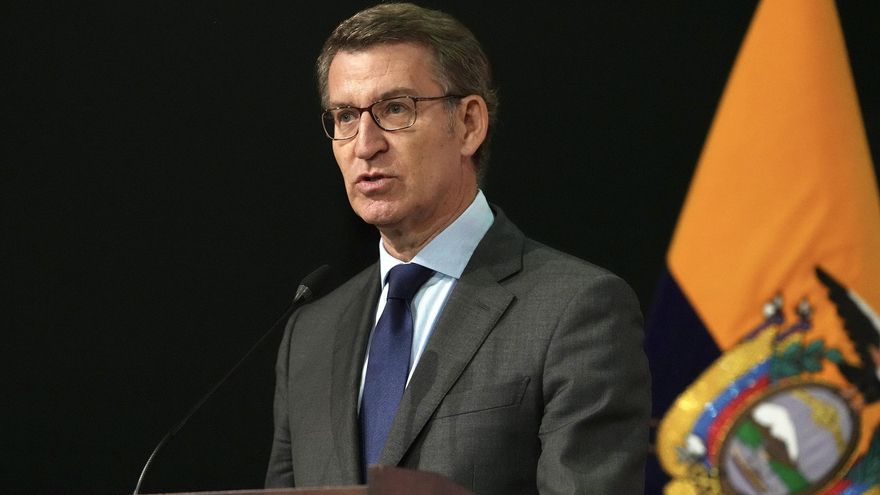 Fotografía cedida este jueves, 10 de noviembre, en la que se registró al presidente del Partido Popular español, Alberto Núñez Feijóo, al dar un discurso en la Universidad de Las Américas, en Quito (Ecuador). EFE/PP/David Mudarra