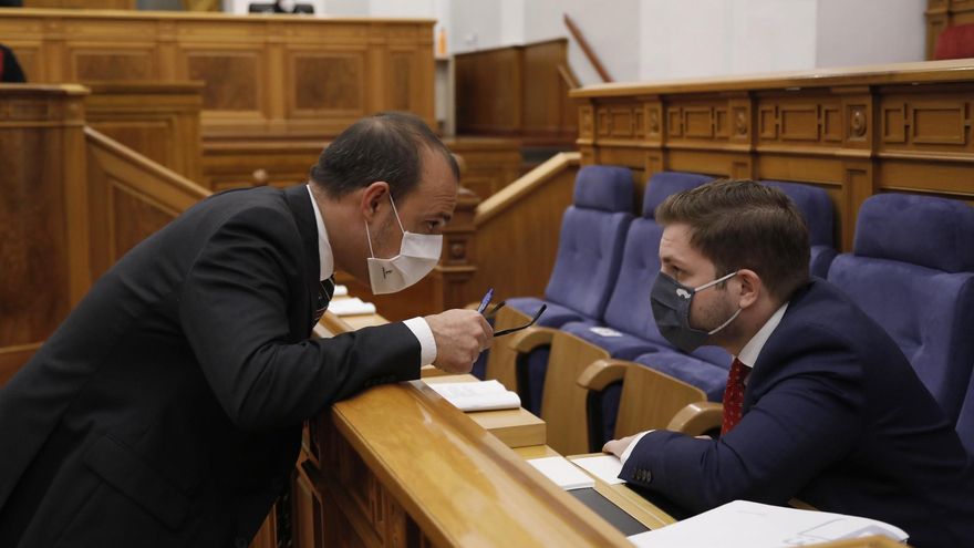 El presidente de las Cortes de Castilla-La Mancha, Pablo Bellido, con el consejero de Fomento, Nacho Hernando