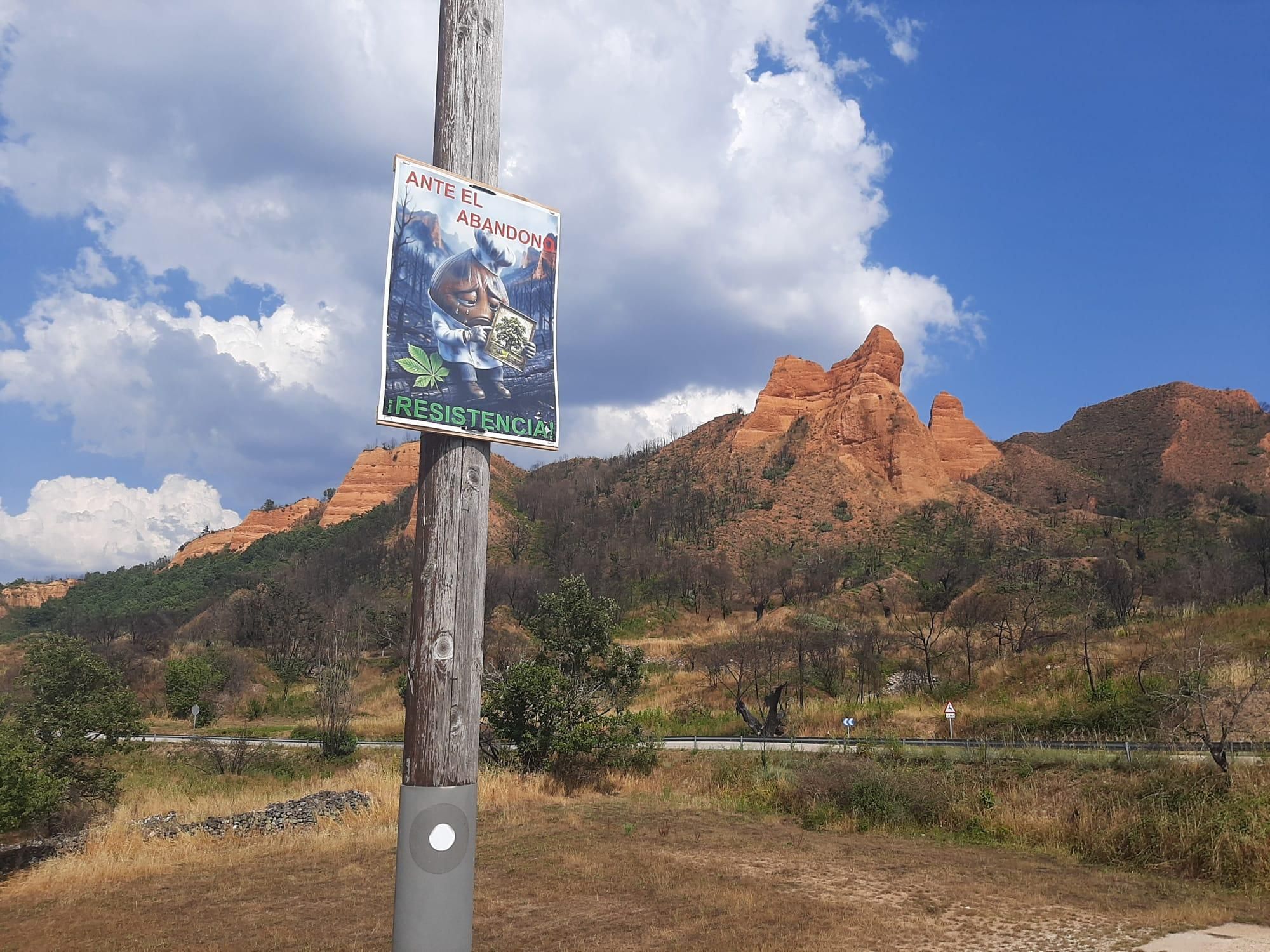 Cartel reivindicativo en el aparcamiento de Las Médulas, a los pies del paraje Patrimonio de la Humanidad. 