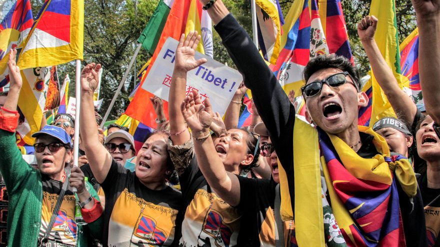 Manifestantes tibetanos en India celebran el 60 aniversario del levantamiento de 1950 contra China