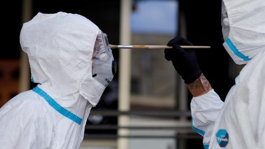 Los sanitarios acaparan este miércoles casi todos los positivos por COVID-19 en Canarias