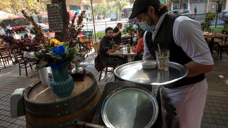 Con un 73 % de su población objetivo inoculada -cerca de 15 millones de personas-, Chile ha desplegado uno de los procesos de vacunación más exitosos del mundo. EFE/Alberto Valdés/Archivo
