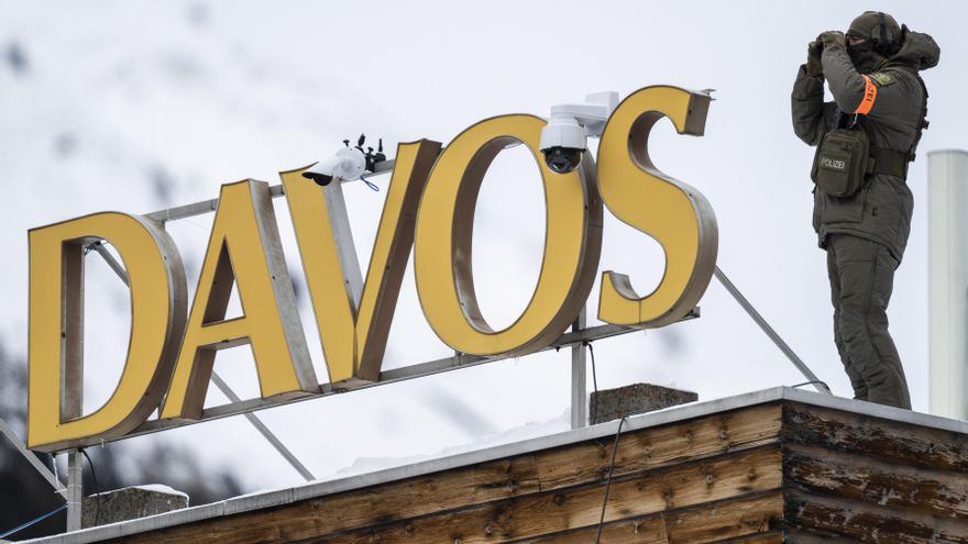 Un policía vigila desde la azotea de un hotel en Davos el 16 de enero.
